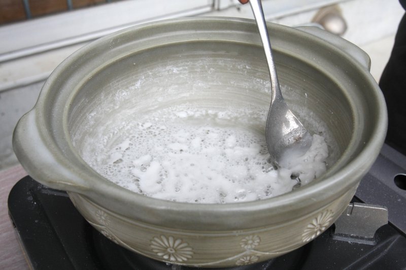 塩分濃度を高めた海水を土鍋で約20分間ぐつぐつと煮詰めれば、さらさらの塩ができ上がる。
