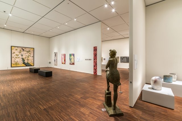 館内の展示室は、優れた芸術作品に触れることのできる美術館として機能している。