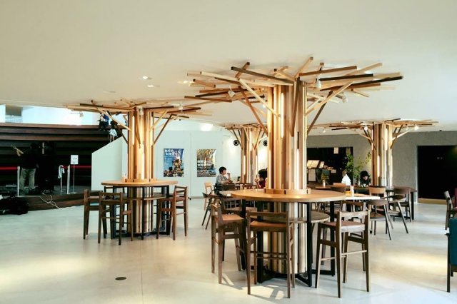 新居浜の材木を多用したカフェからは、屋内ステージと芝生広場を眺めることができる。