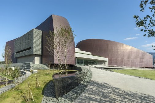 新居浜の山並みをイメージした外観は、別子銅山にちなみ銅板が使用されている。