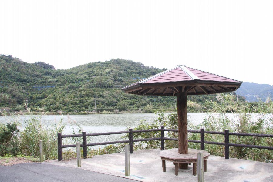 休憩所では、景観を楽しみながら談話や茶を楽しむ人の憩いの場となっている。