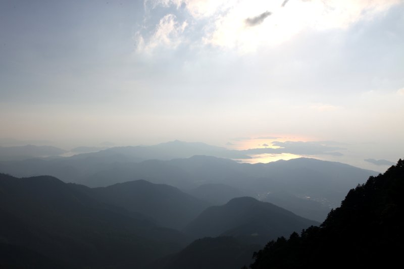 海に沈む夕日など自然が造り出す壮大な景色に出会うことができる。