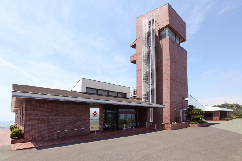 のどかな景観の伊方町に相応しい、落ち着いた雰囲気の外観。