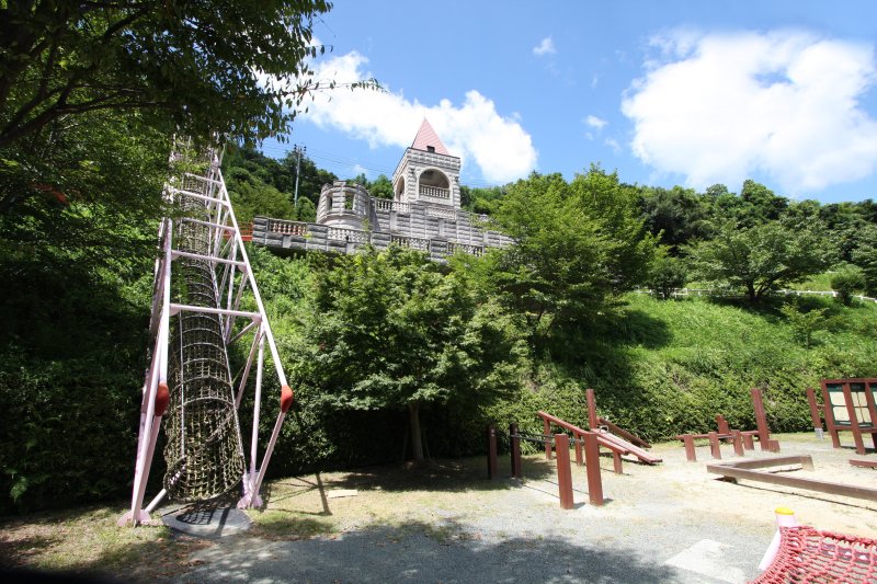 ローラーコースターの出発地点で、公園最上部にある洋風の城をイメージした休憩所。