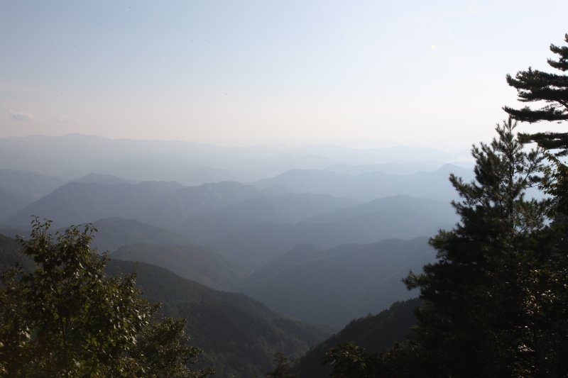 連なる山々を見下ろすことができ、その神秘さはまさに絶景。