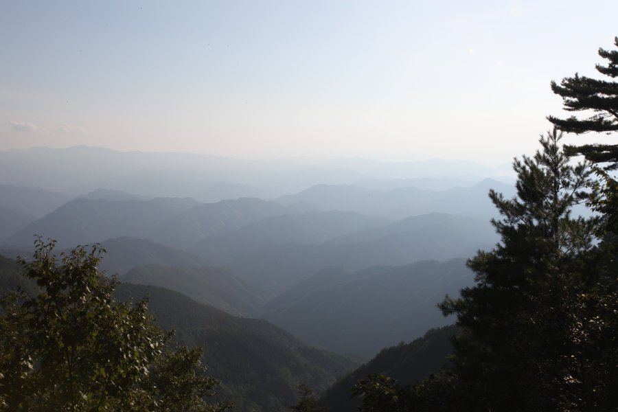 連なる山々を見下ろすことができ、その神秘さはまさに絶景。