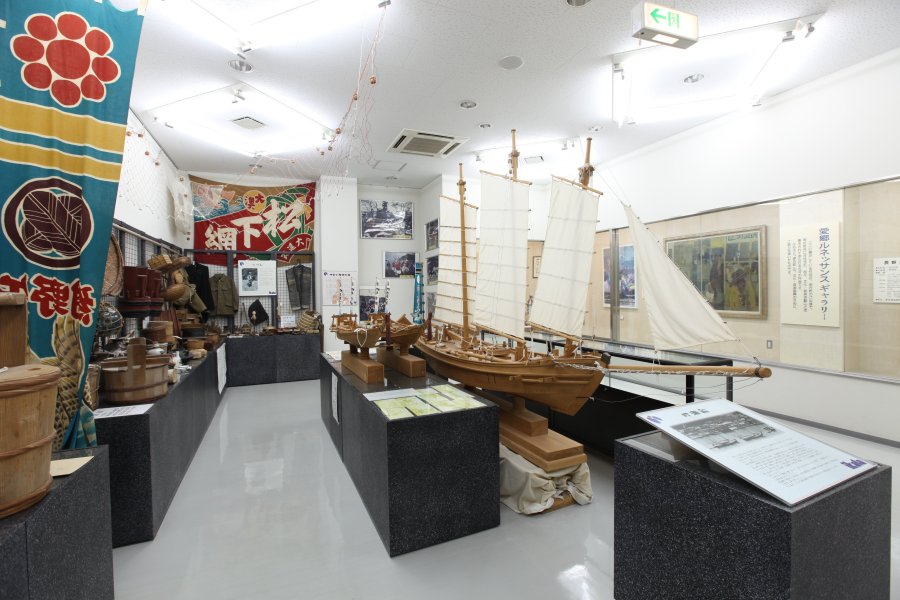 風力を利用して底引漁をしていた「打瀬舟」の模型などが展示され、伊方町の歴史を学ぶことができる。