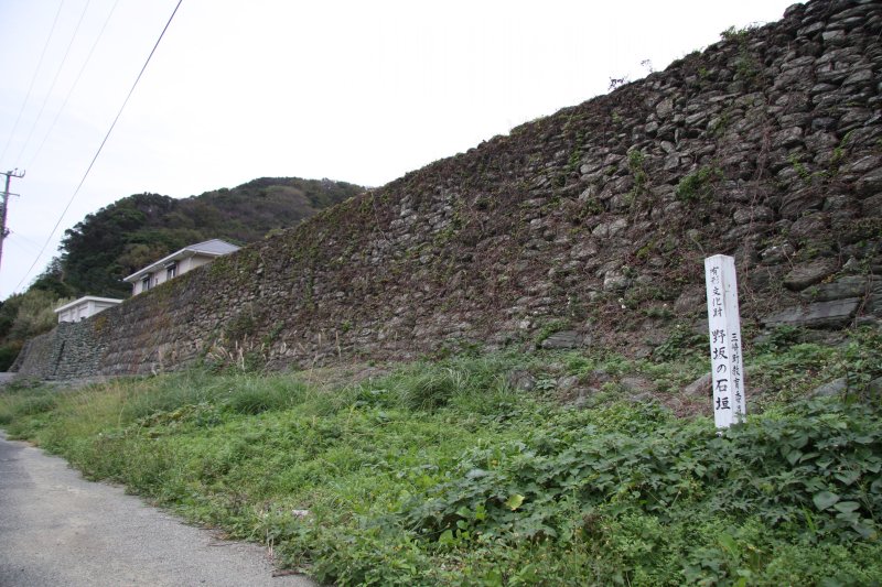 石垣には青石（緑色片岩）が使用されており、雨に濡れると、より一層緑色が鮮やかに際立って見える。