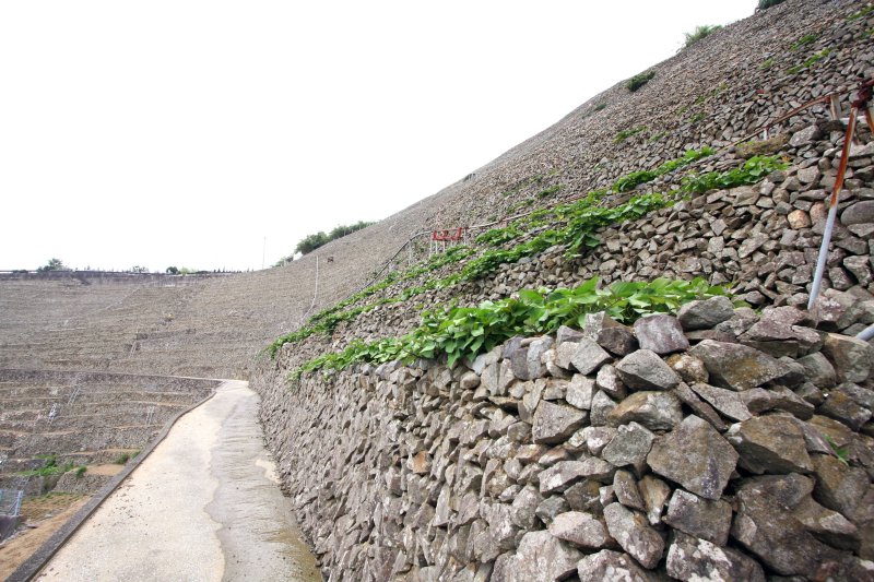 石垣は、年月をかけ一つ一つ丹念に手で積まれており、まるで遺跡の様にも見える。