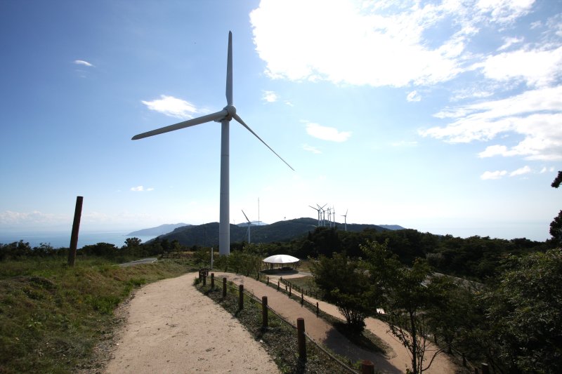 先端まで続く山並みの上に並んだ風車群の景色は、壮観。