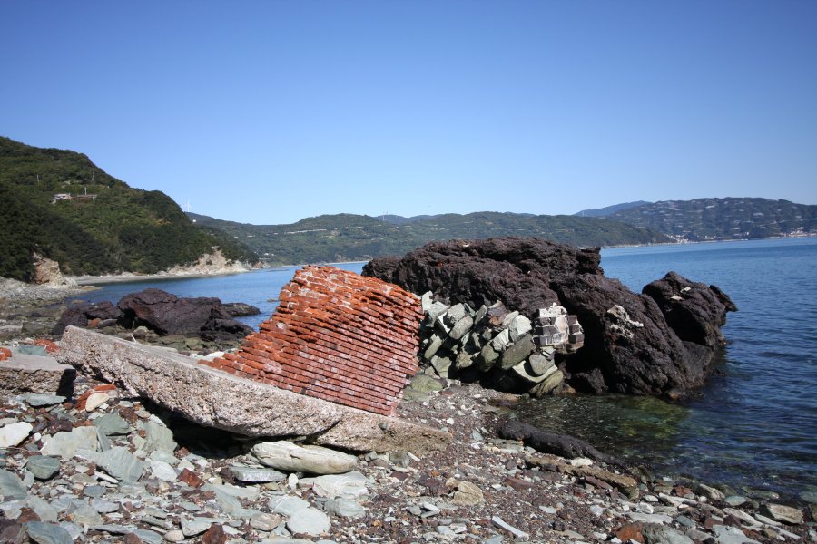海岸には、銅の製錬過程でできるからみ（銅の製錬時に出る副産物）や、赤レンガの構造物が残っている。