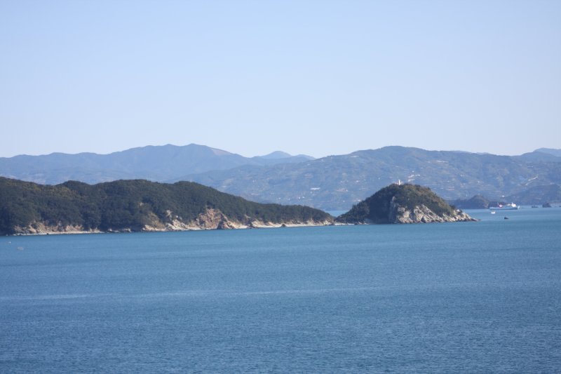 女性が横になった姿に似ていることから名付けられたと言われる女子岬。先端には、白亜の灯台がそびえている。