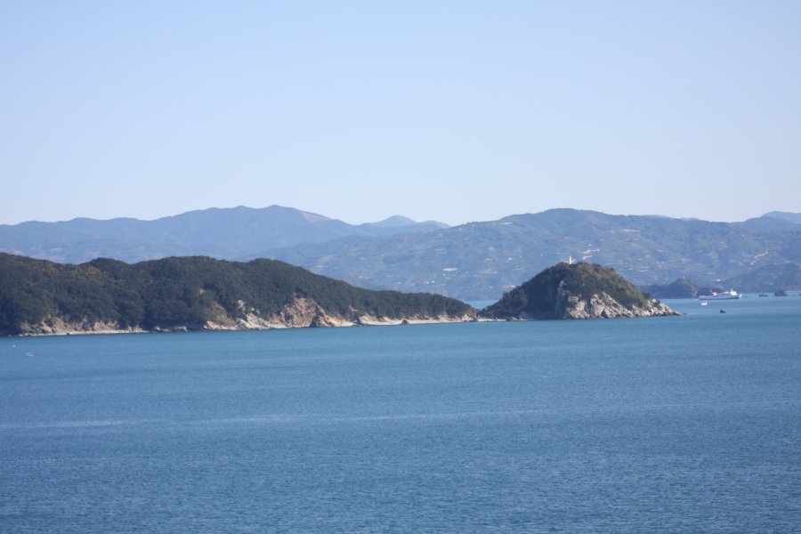 女性が横になった姿に似ていることから名付けられたと言われる女子岬。先端には、白亜の灯台がそびえている。