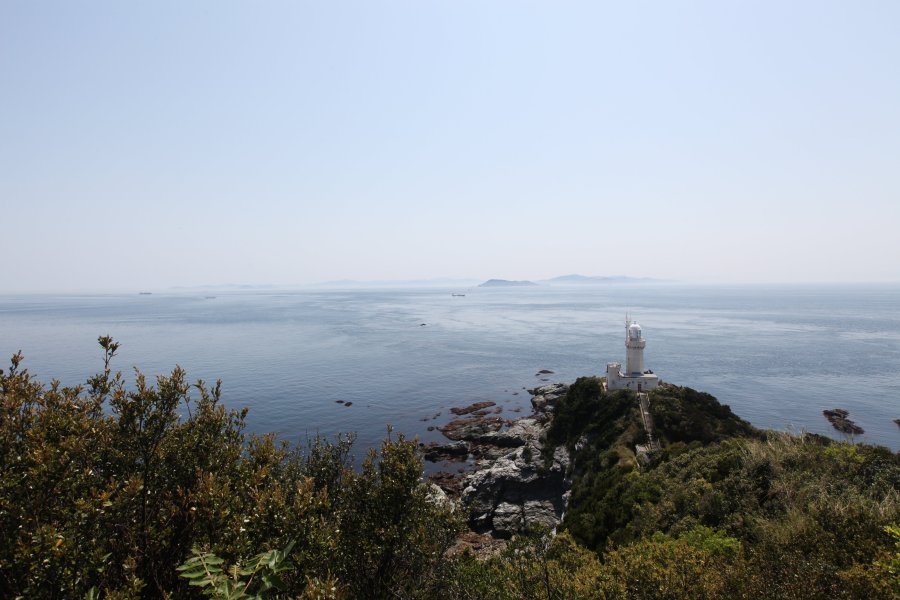 佐田岬灯台と豊予海峡、天気が良ければ大分県の佐賀関半島までも一望できる。
