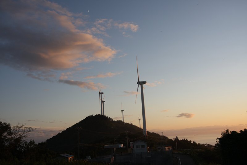 佐田岬半島最西部の風車群。夕日に照らされた風車も趣がある。
