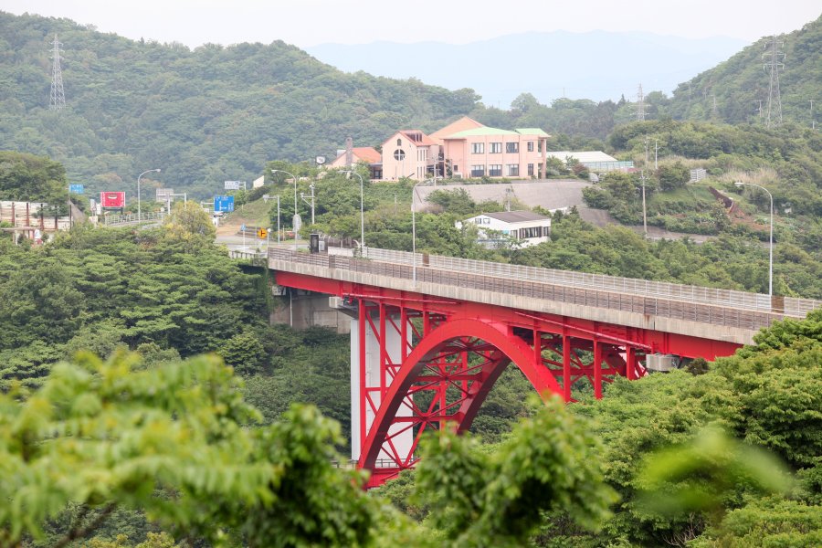 瀬戸農業公園のすぐそばの谷間に架かる赤橋。佐田岬半島で最もくびれた位置にあり、宇和海と瀬戸内海を一望できる。