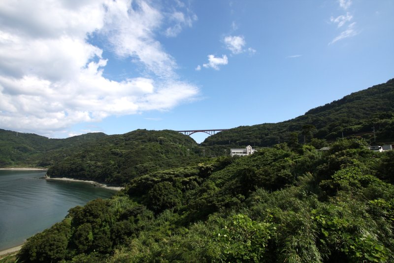 江戸時代に谷間を人力で開削し、運河を渡そうと試みたことから「堀切」と名付けられた。