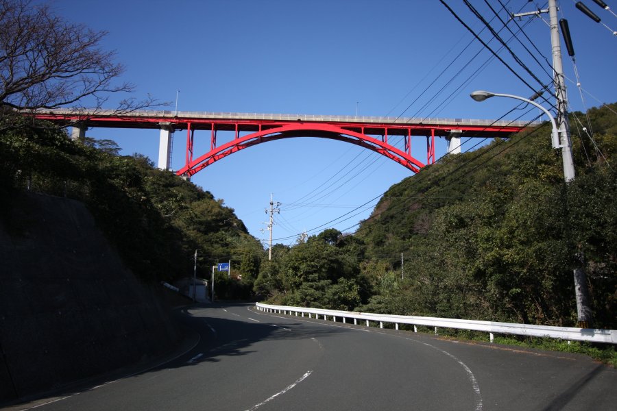 堀切大橋を下から望むと、人力で掘り下げた当時の人々の苦労が偲ばれる。