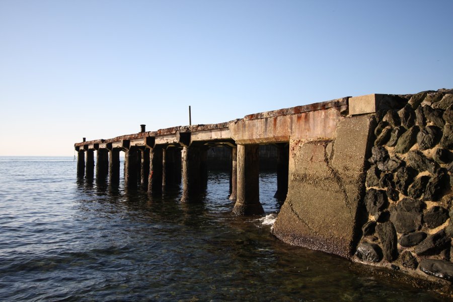 24本の橋脚に支えられた軍用桟橋。現在は漁業用に活用されている。