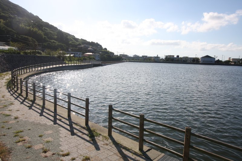 潮風を浴びながらほとりの遊歩道を散策すれば、伝説とは無縁に思うほど美しく水面が照り輝いている。