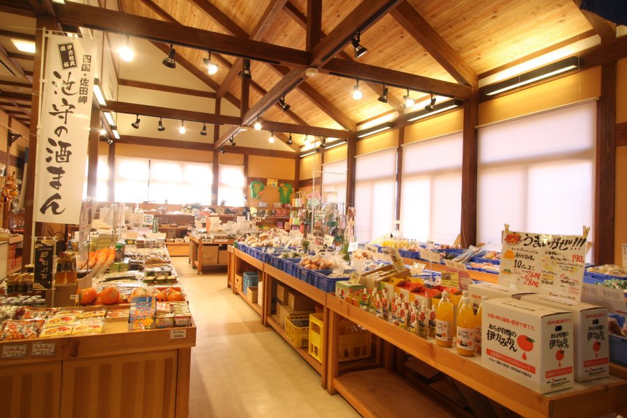 伊方町の特産品である柑橘類や海産物の加工品を始め、工芸品など、幅広い商品を取り揃えている交流物産館。
