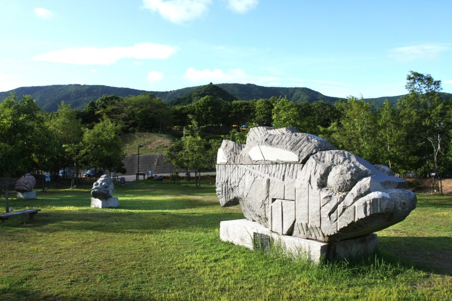 地元出身の彫刻家である藤部吉人氏の作品。「森の魚」と呼ばれる彫刻が多数あり、中でも14tもある巨大なクエは大迫力。