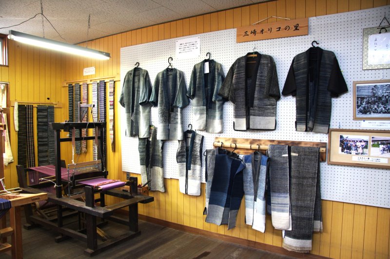 施設内では、昭和40年頃まで仕事着として実際に使用されていた裂織り（さきおり）が展示している。