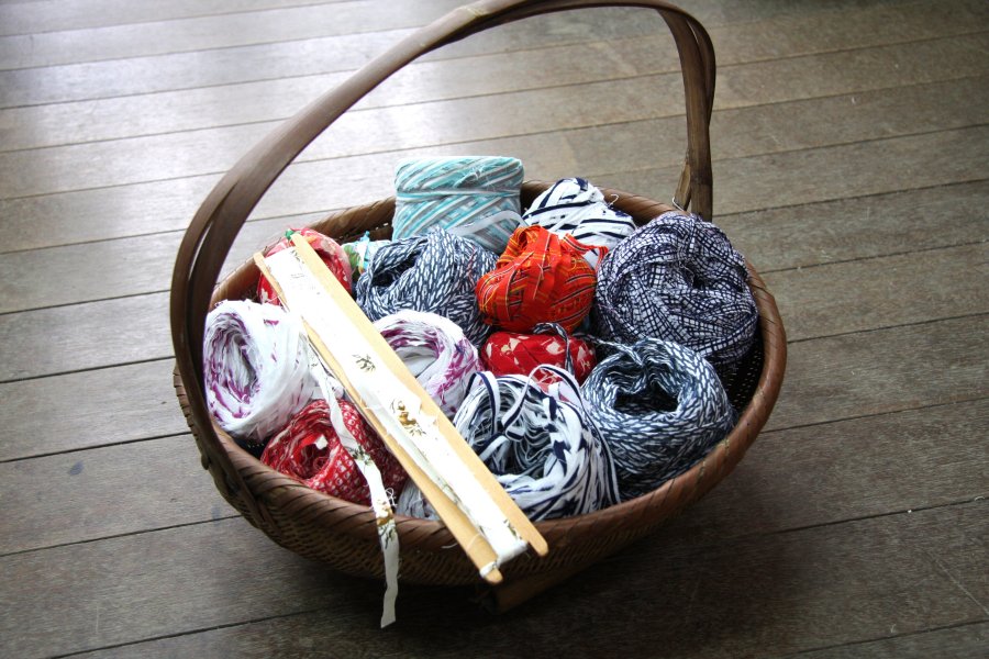 使用しなくなった布を裂き、それを糸玉にして裂織りの横糸として再利用される。