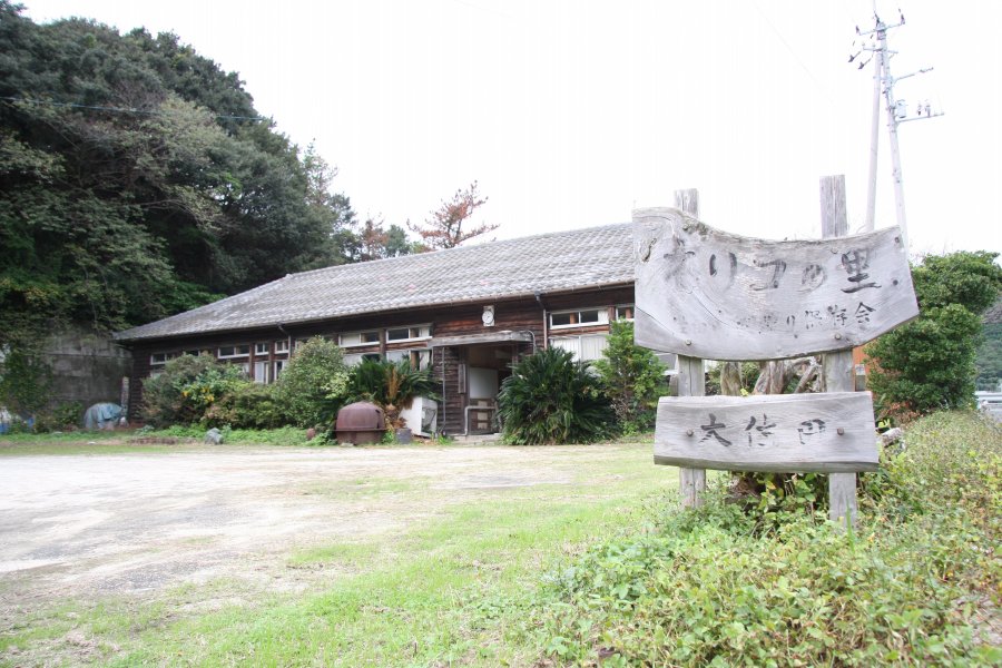 三崎オリコの里「コットン」は、旧大佐田小学校の校舎を利用して開かれている。
