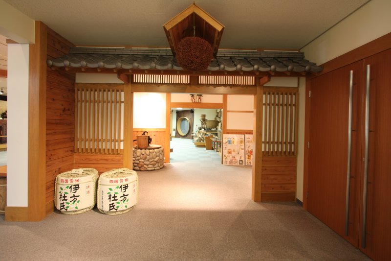 造り酒屋の玄関をイメージした入口には、新酒ができた時に作る「杉玉」が飾られ雰囲気を盛り上げてくれる。  