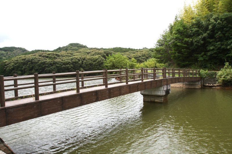 中山池に架かる橋を散策すれば、風を全身に浴びながら、和やかな風景を楽しむことができる。