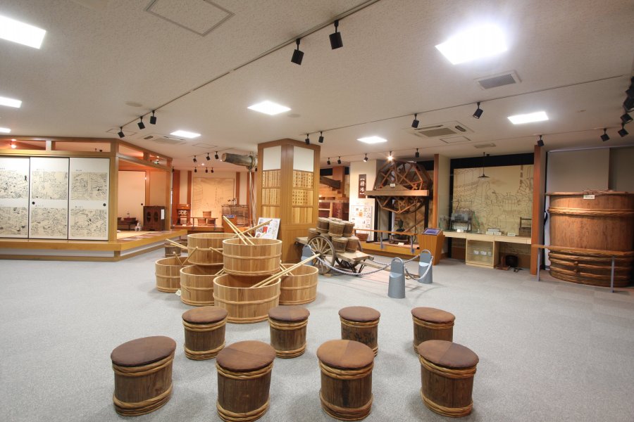 実際に使用されてきた道具や展示物で伊方杜氏について学べる館内。