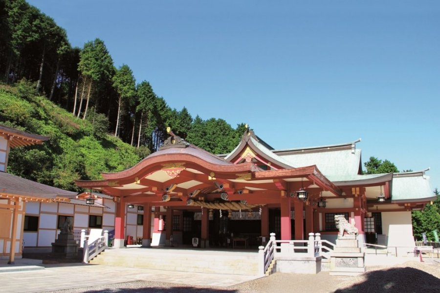 階段を上りきると、疲れを吹き飛ばしてくれるほど美しく壮大な本社が目に入る。