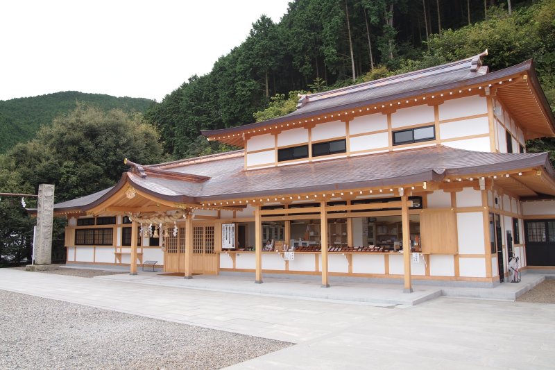 神札授与所では美しい巫女さんが出迎えてくれ、お札やお守りなどを販売してくれる。