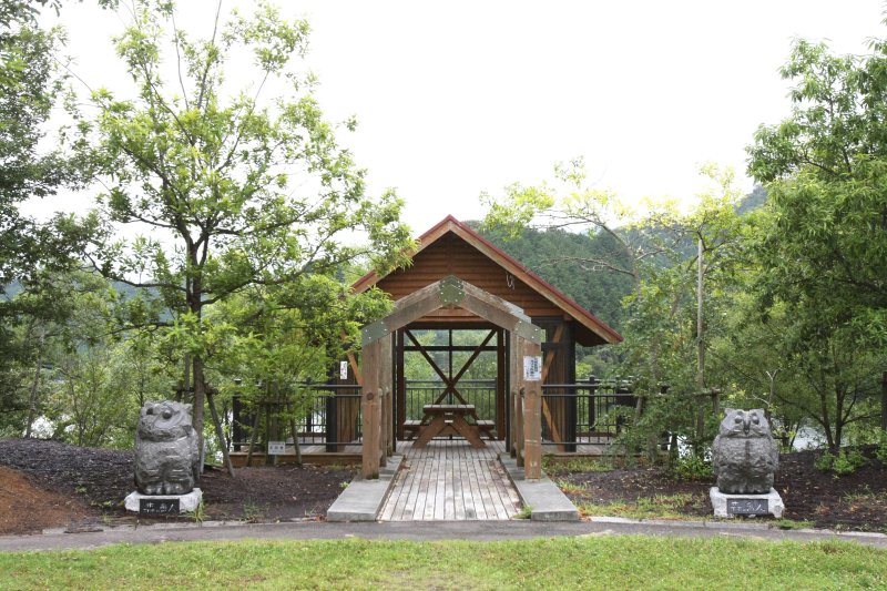 中山池を望みながら、一息つける休憩所。時間が穏やかに流れていくように感じる。
