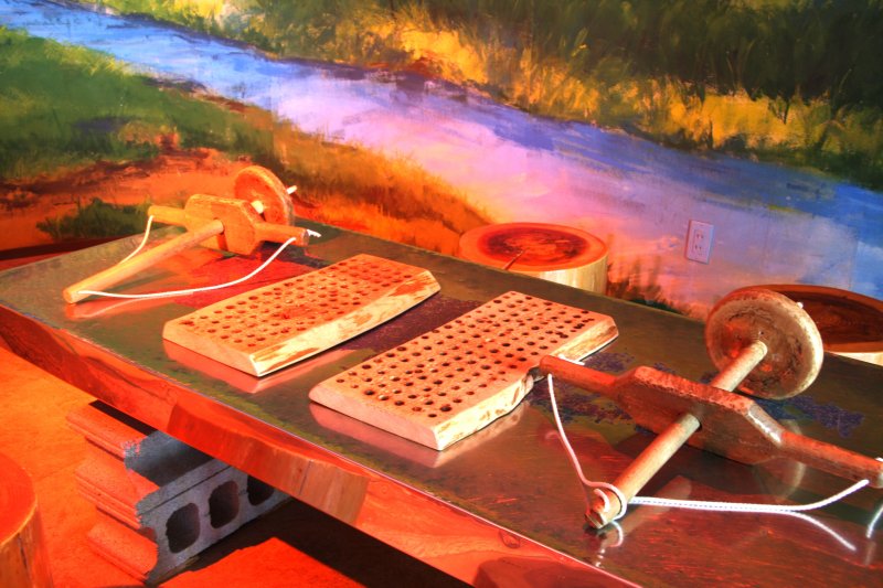 火おこしの道具を使って、火おこし体験ができるコーナー。その隣では、弥生時代の生活を模型や音声で説明しているので、子供にも分かりやすい。