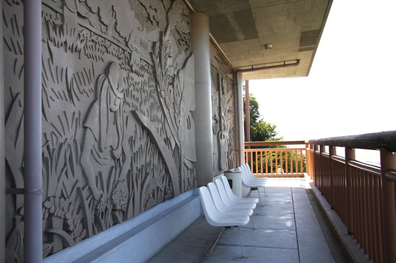 2階のベランダの壁には弥生時代の生活様式が浮き彫りにされている。
