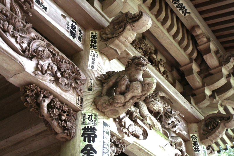 繊細な彫刻が施された門は、眺めているだけでも飽きを感じさせない。