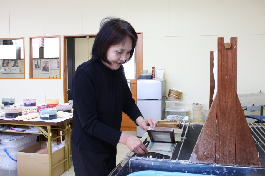 手すき和紙体験では、ハガキやしおり、色紙、染め紙を製作することができる。手頃な価格で体験できることから、多くの人々に利用されている。