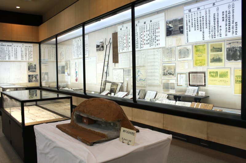 古墳から発掘されたものや、明治時代に使われていた教科書などを展示。郷土の古代から現代までの歩みを分かりやすく紹介している。
