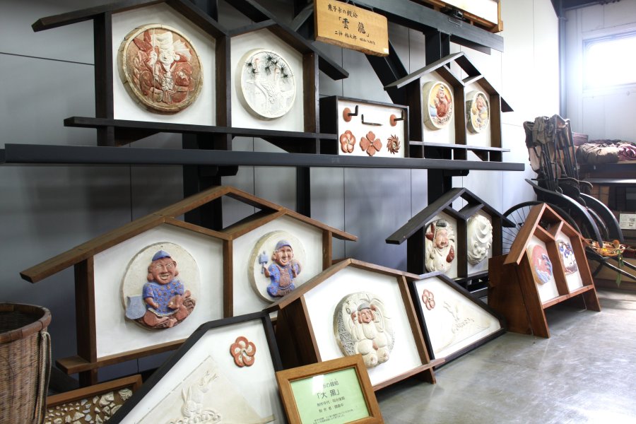 民具を展示するブースの一角では、明治後期に制作され、旧東予市の民家の妻壁に付いていた鏝絵（こてえ）を展示している。