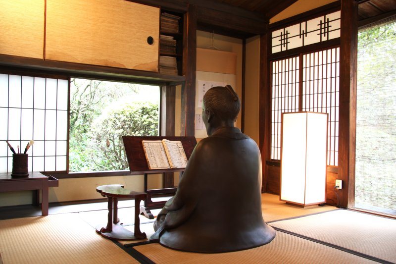 江戸時代当時のものがほぼそのまま残る書斎では、近藤篤山の像が置かれている。真剣に書物を読む姿からは、彼の勤勉さが伝わってくる。