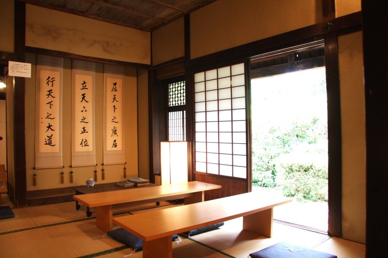 邸内の座敷には、篤山の教育精神を表した三幅対が掲げられている。横にはモニターが設置されており、近藤篤山の教育について学ぶことができる。