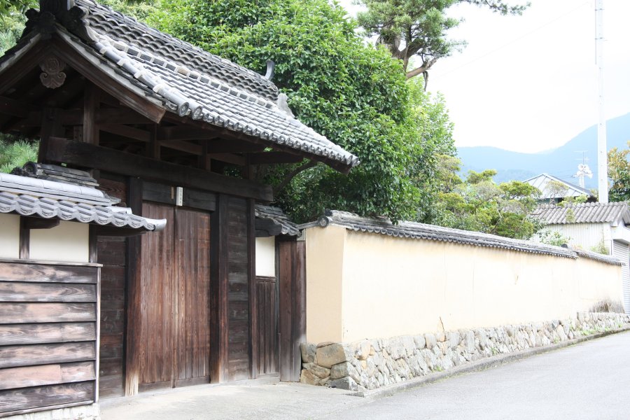 武家屋敷であった近藤篤山の旧邸では、風情を感じる木製の大門が出迎えてくれる。門の横にある塀は、江戸時代から手を加えることなく今も残っている。