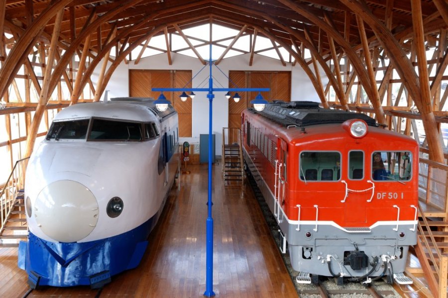 鉄道の歴史を語る上でも貴重な「0系新幹線電車」と、準鉄道記念物の「DF50形ディーゼル機関車」1号機を展示。