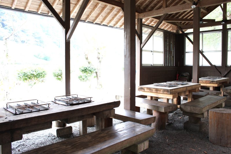 バーベキューハウスでは、目の前を流れる加茂川のせせらぎがBGMとなり、大自然を満喫しながら家族や友人と思い出を作るには最適のスポット。