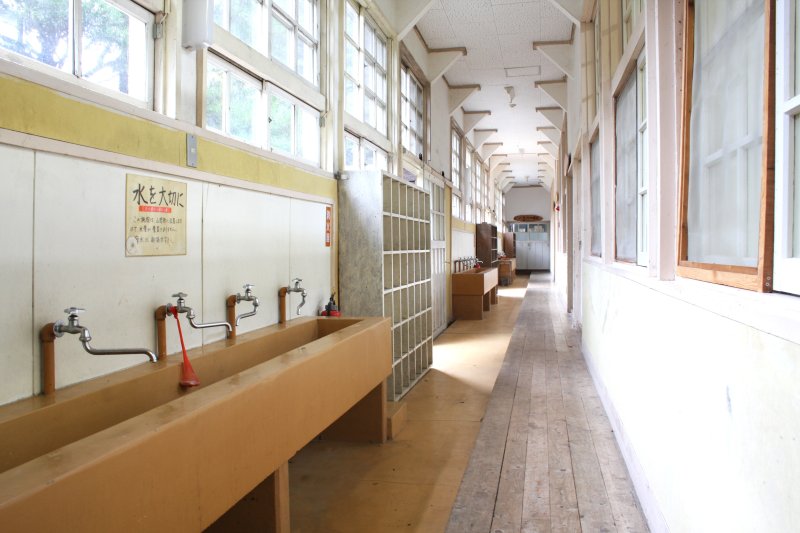 宿泊施設として改修された旧高嶺小学校の校舎には、水道や靴箱がそのまま使われており、小学校時代にタイムスリップしたような気分になる。