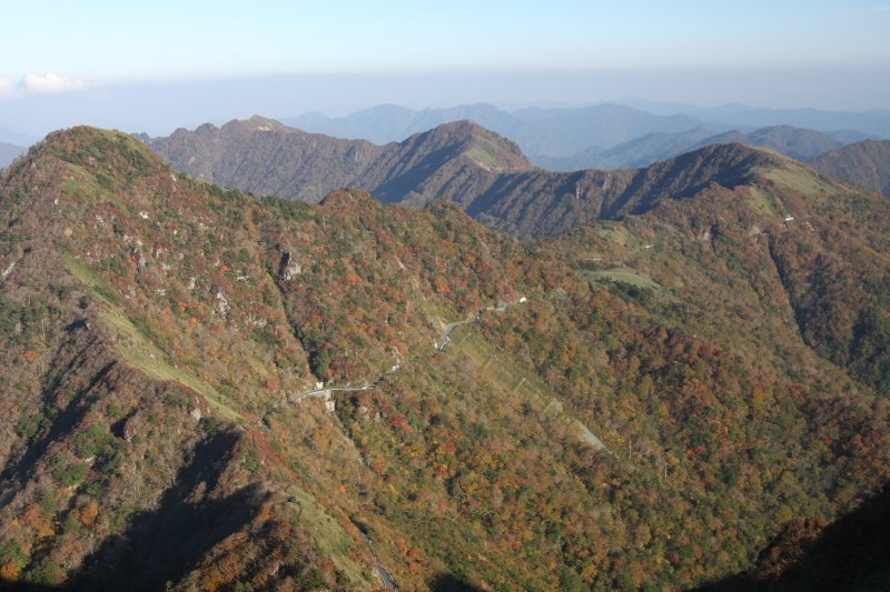 女山の山頂からは、幾重にも重なる自然の造形が素晴らしい四国山地の山々とその向こうに土佐湾まで遠望できる。