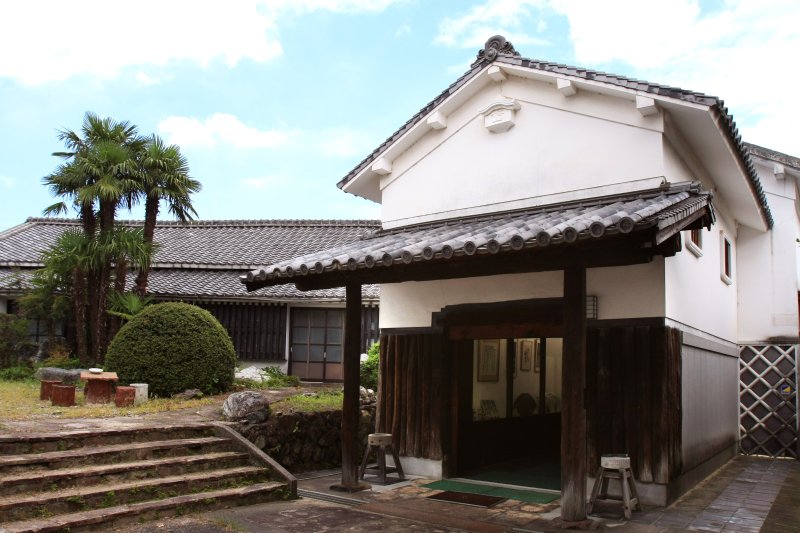 たくさんの有名な陶芸家が、梅山窯へ技法や作り方、模様を教えに砥部を訪れたという。