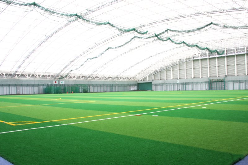 日本最大級の全天候型室内運動場。サッカーやソフトボール、ラグビーなど様々なスポーツを楽しめる。